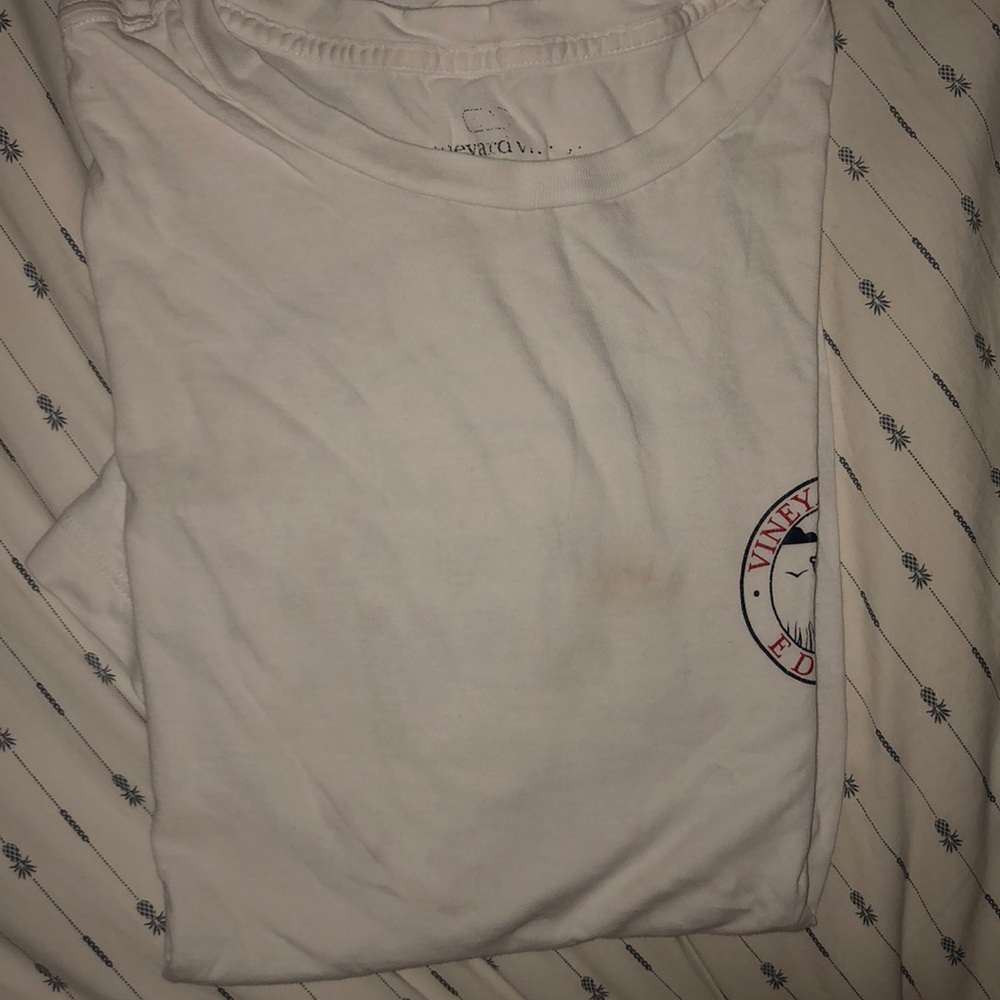 White vineyard vines t-shirt